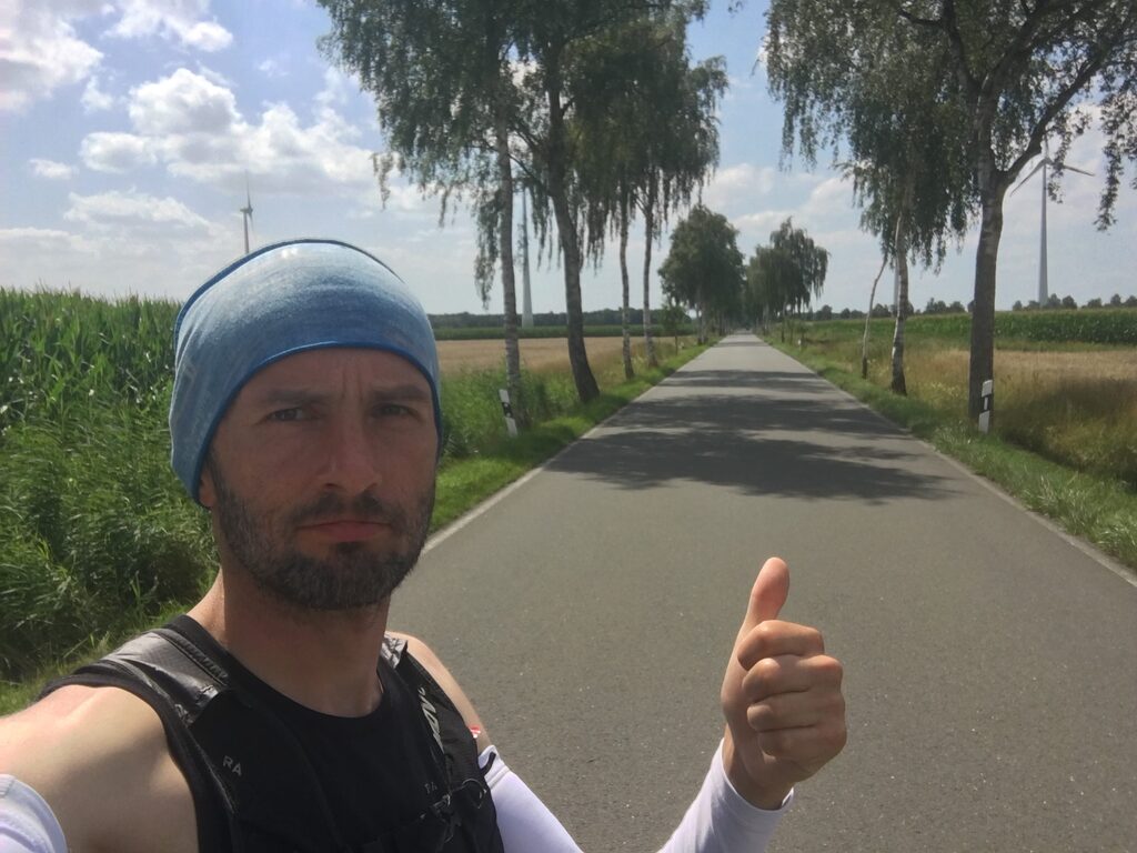 Unendlich: Landstraße in Norddeutschland