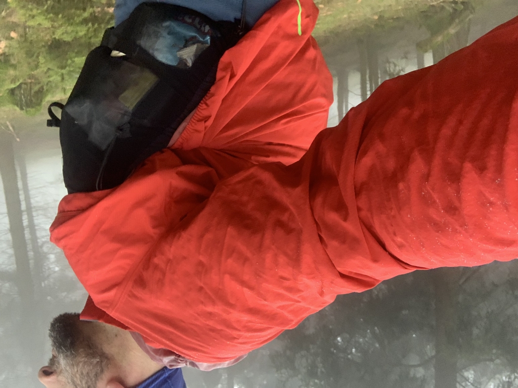 Rotkäppchen: Nils mit der Stormshell im Regenjacken-Test