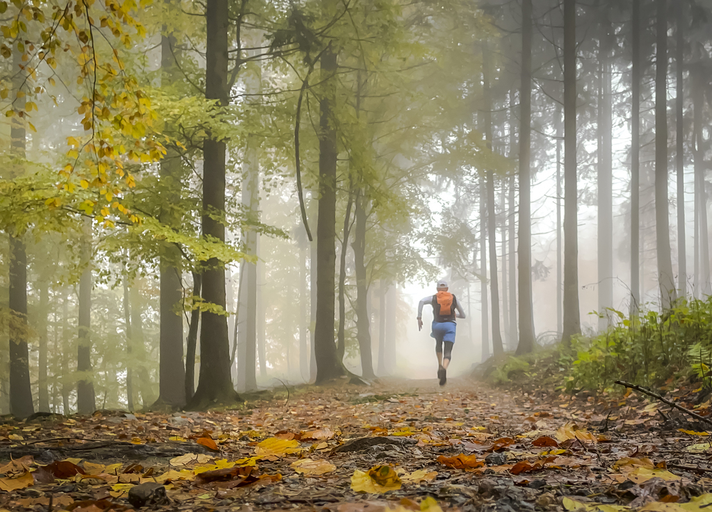 Nils läuft mit der Laufweste Deuter Ascender 13